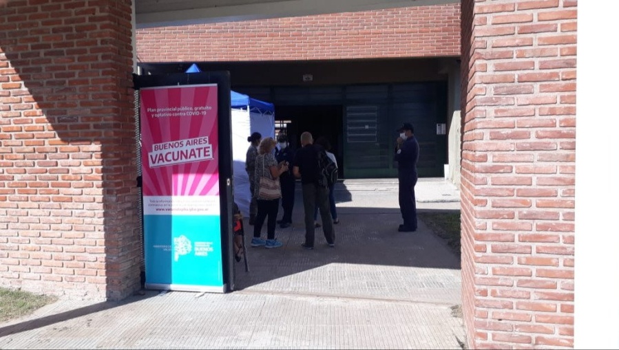 Comenzó la vacunación libre a mayores de 50 y embarazadas: ¿A dónde pueden acudir los platenses?