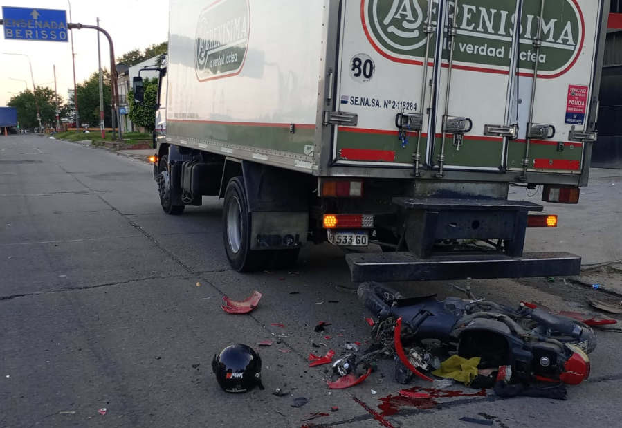 Identificaron al policía que murió en Tolosa tras chocar contra un camión de ”La Serenísima”