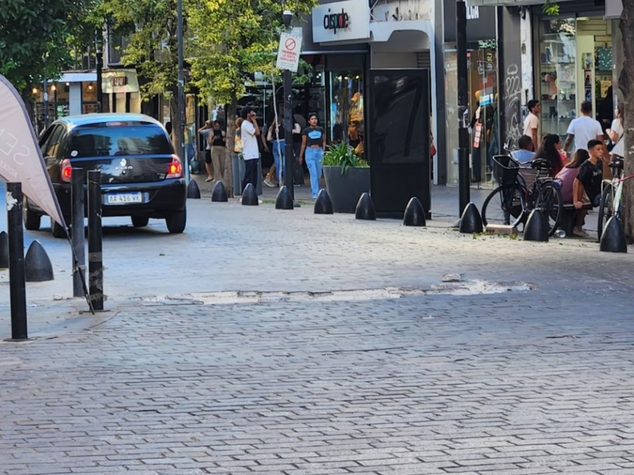 Volvieron a pedir la reparación de las baldosas de calle 8: ”Está muy feo y es peligroso para las personas mayores”