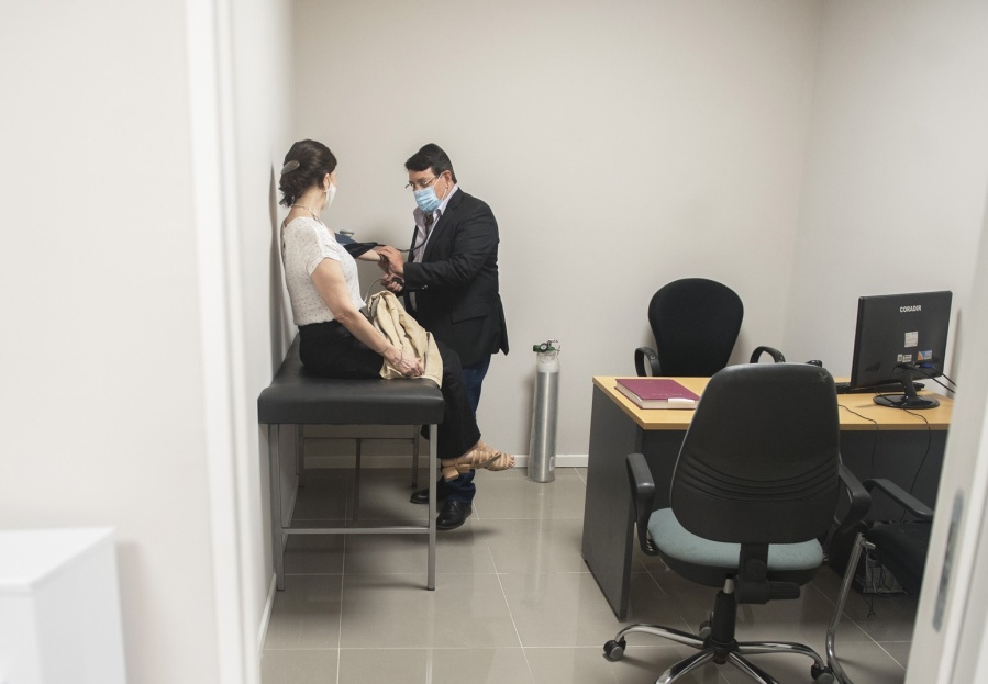 Guiño del Gobierno a las prepagas: solo los médicos en cartilla podrán prescribir remedios y tratamientos