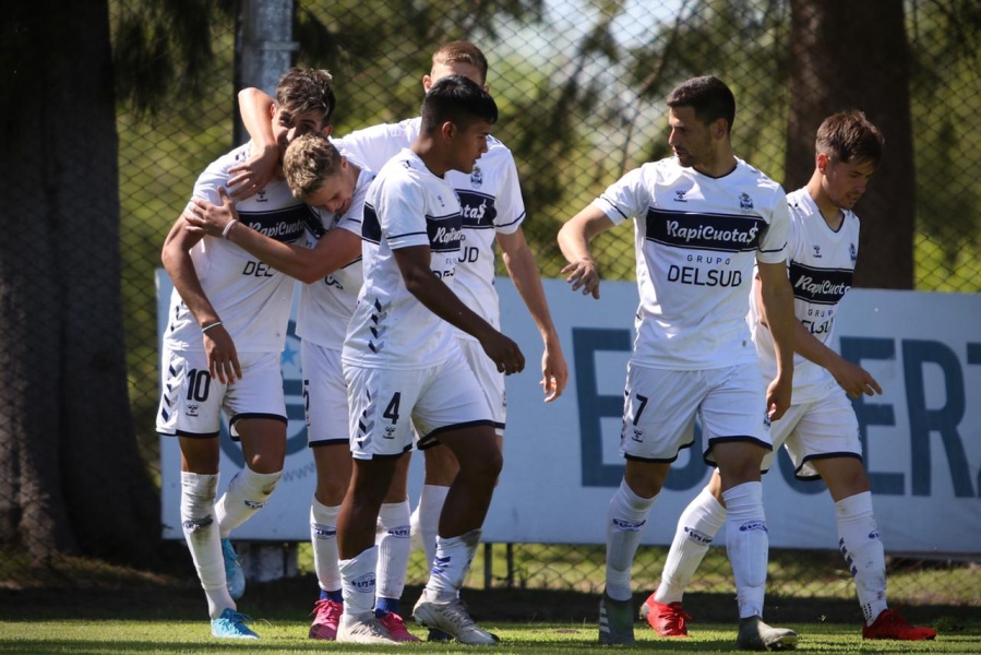 Chirola pateó el tablero y metió diez cambios para recibir a Newells