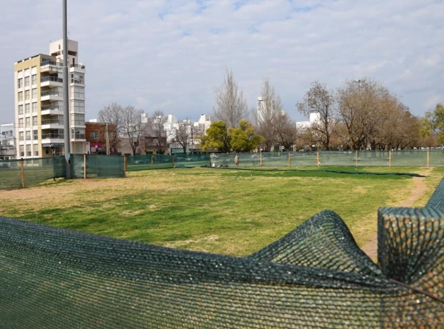 Vecinos de Barrio Norte denunciaron que una joven casi se electrocuta por cables sueltos en la Rambla de 32