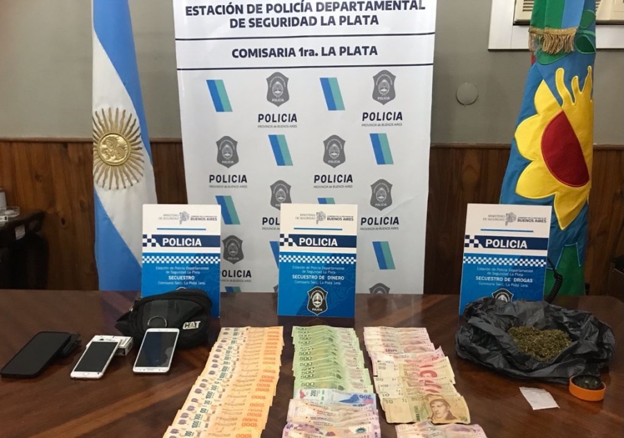 Chocaron en La Plata, se pusieron violentos y descubrieron que tenían pedido de captura y drogas