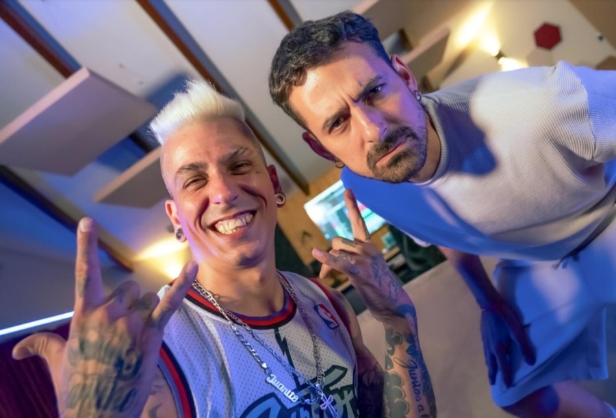 La Banda de Grillo se unió a Monada para lanzar ”Fina”, un tema que promete romperla