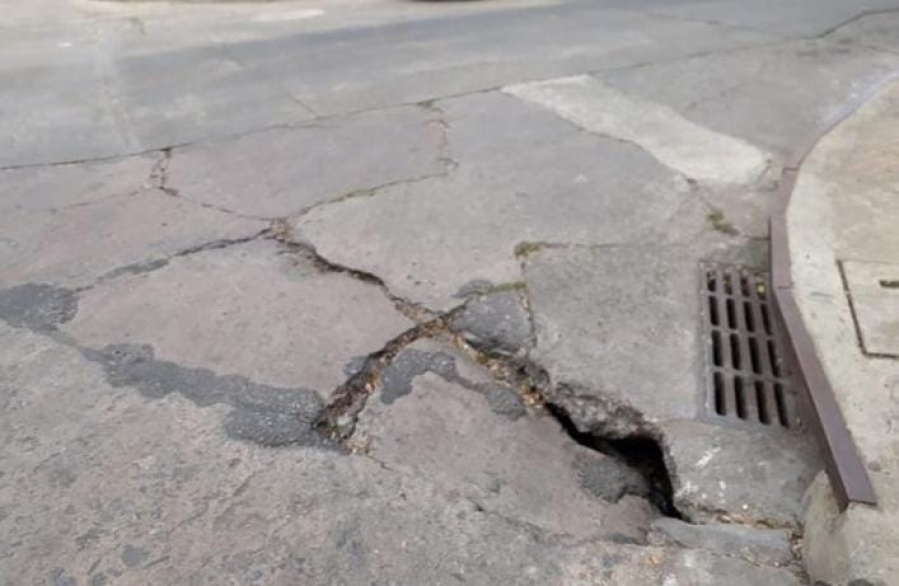 ”Por favor arréglenlo”: Se hundió el paviemento en 45 y 17