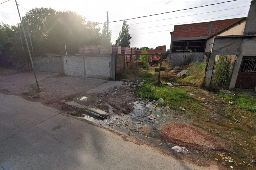 Tiraron abajo el portón de una empresa de Tolosa, se llevaron una fortuna y son buscados con intensidad