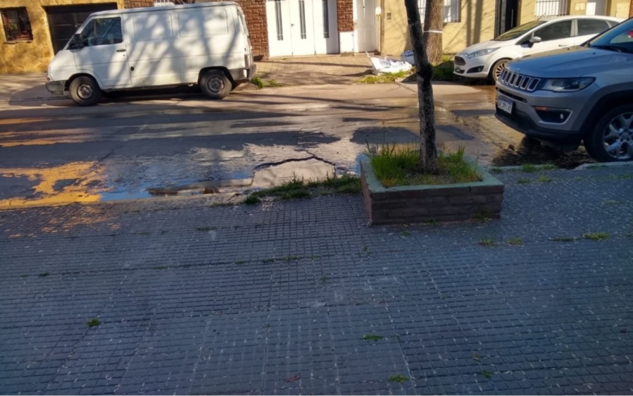 En 14 y 37 reclamaron por una pérdida de agua desde febrero