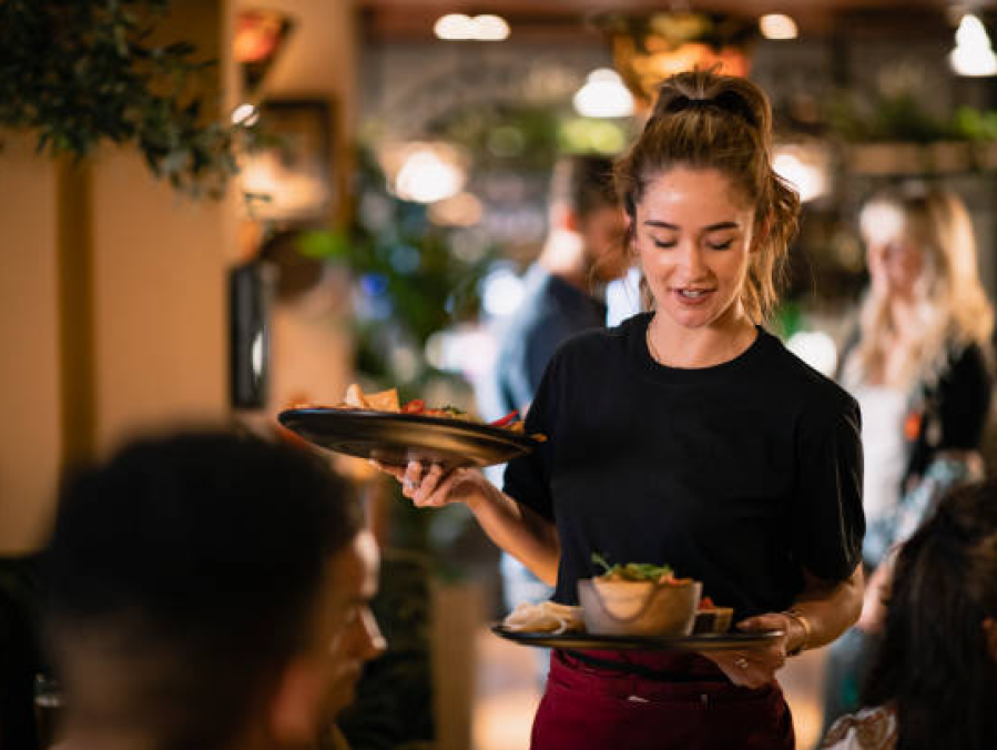 Una moza le preguntó a su jefe por el reparto de las propinas y nunca imaginó la respuesta: ”Qué poca vergüenza tienes”