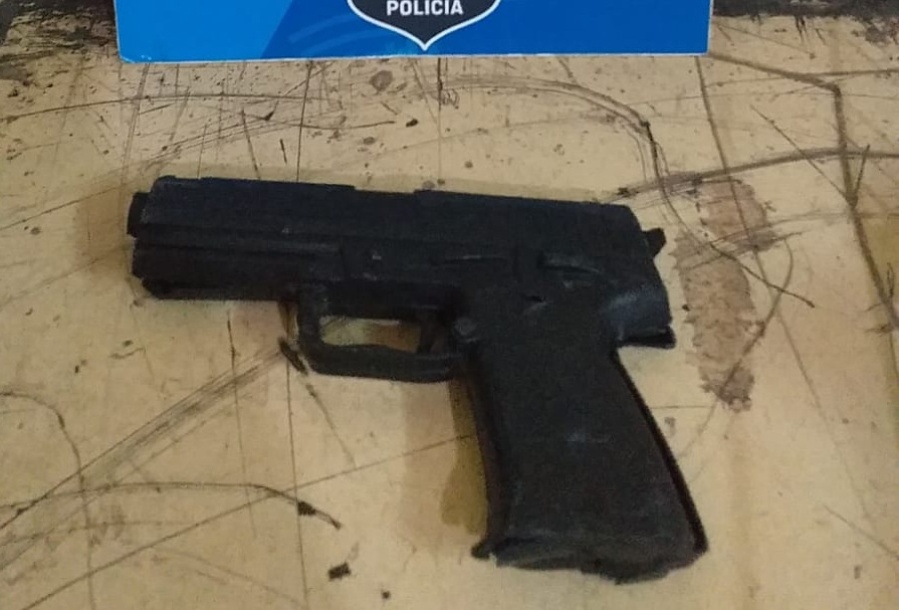 Detuvieron a una banda que llevaba armas de utilería en Barrio Norte