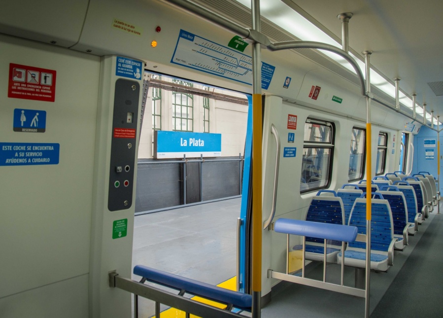 Un hombre se arrojó debajo del Tren Roca en la estación de La Plata y fue rescatado con signos vitales