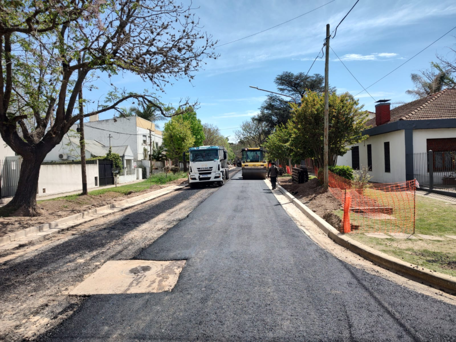 El plan de obras viales llegó a 12 barrios de La Plata y ya hubo 6 kilómetros intervenidos