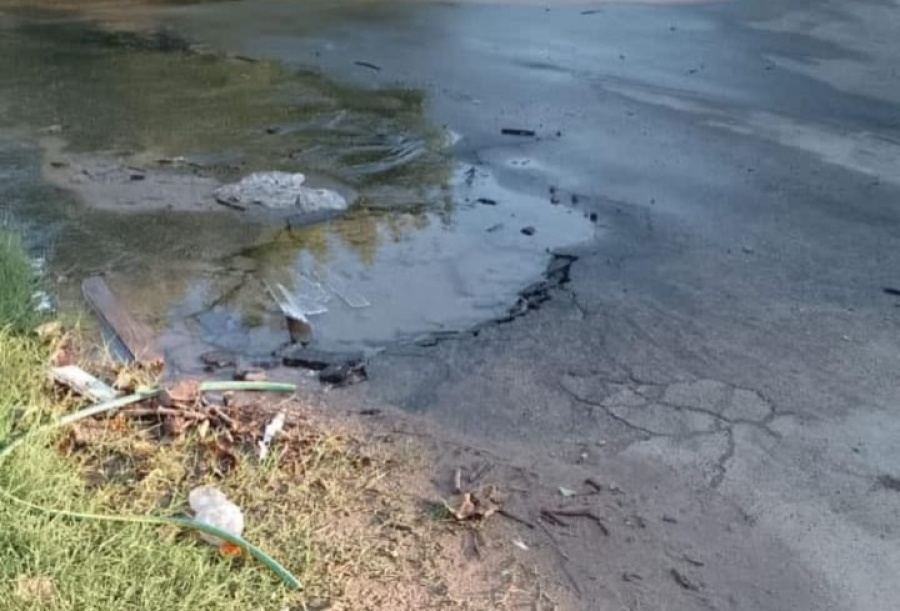 Denuncian caños de agua rotos en 518 y 11 que provocaron el hundimiento del pavimento