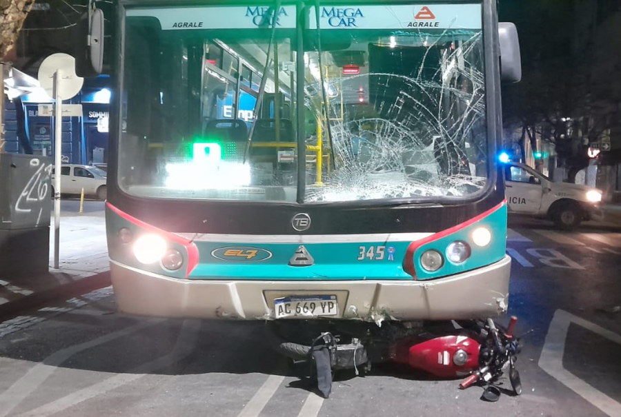 Terrible choque entre un micro 307 y una moto en pleno centro de La Plata: imputaron al chofer y el joven fue hospitalizado