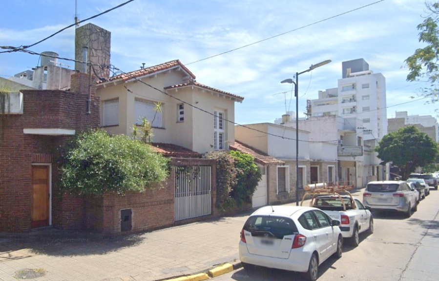 Se metieron a la casa de una pareja de jubilados de La Plata y robaron una suma millonaria de pesos, dólares y joyas