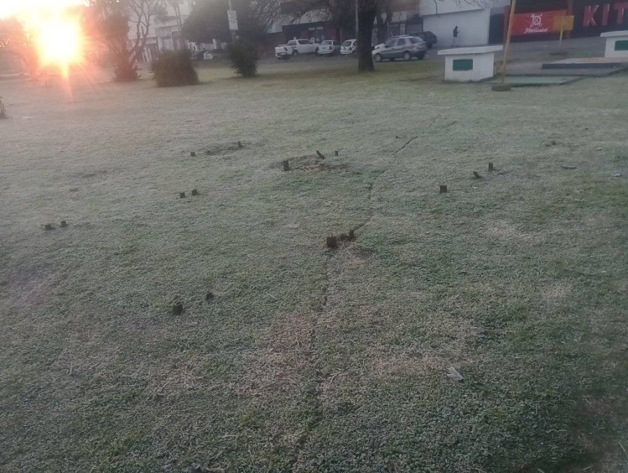 Un vecino advirtió que los carteles mal cortados en 7 y 72 son peligrosos para quienes caminan y corren por la rambla