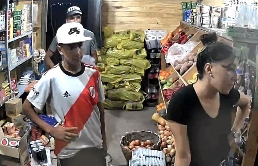 Ella distrajo y ellos actuaron: tres jóvenes robaron varios packs de cerveza en un pequeño almacén de Los Hornos