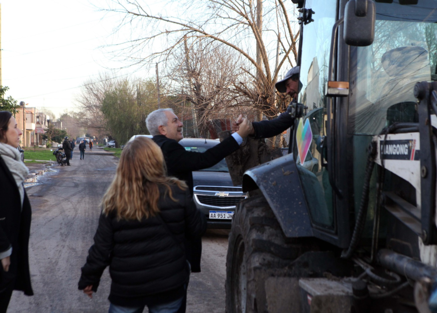 Arrancó el plan de pavimentación en Los Hornos y Alak adelantó que llegará a otras 7 localidades en menos de 60 días