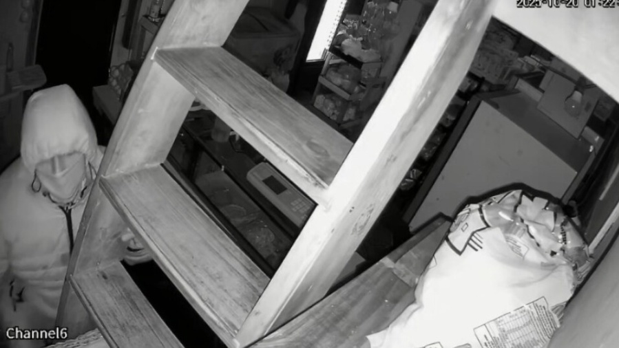 Delincuentes asaltaron un almacén en La Plata y se llevaron una caja fuerte