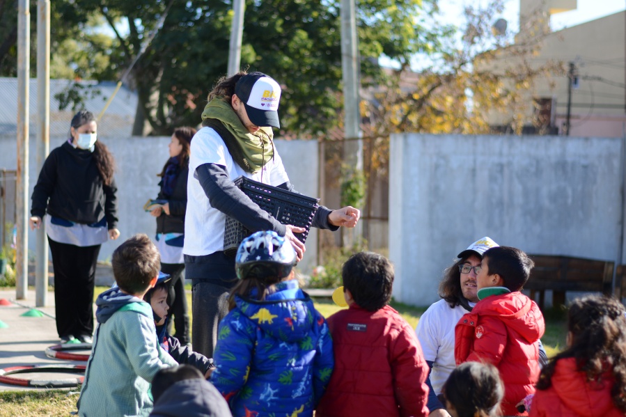 Con la bici a todos lados: en Villa Elvira brindaron clases gratuitas a chicos de 3 años para formar ”ciclistas urbanos”