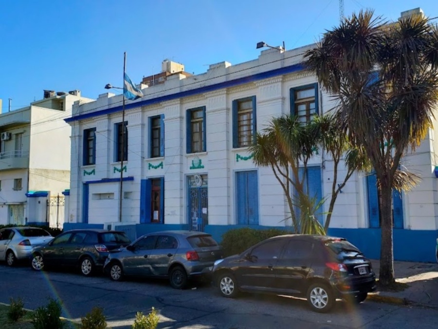 Hallaron muerto a un hombre en el baño de una institución de La Plata