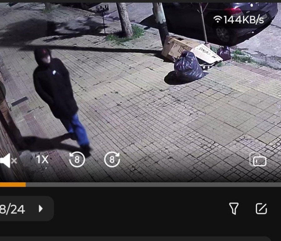 Cámaras de seguridad captaron a un encapuchado sacando fotos de las casas y generó alarma