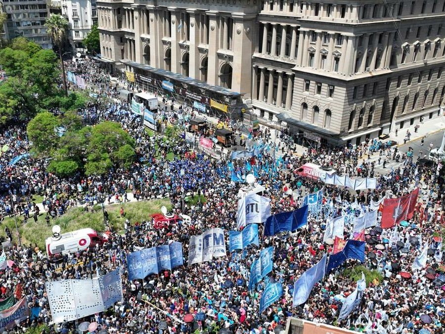 Revelaron que el DNU de Milei tiene más de 40 amparos en la Justicia para que sea declarado inconstitucional