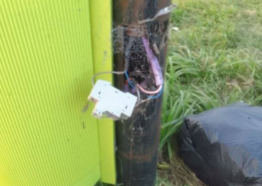 ”Peligro total”: alertaron por cables al descubierto y falta de luminarias en una plaza de Los Hornos