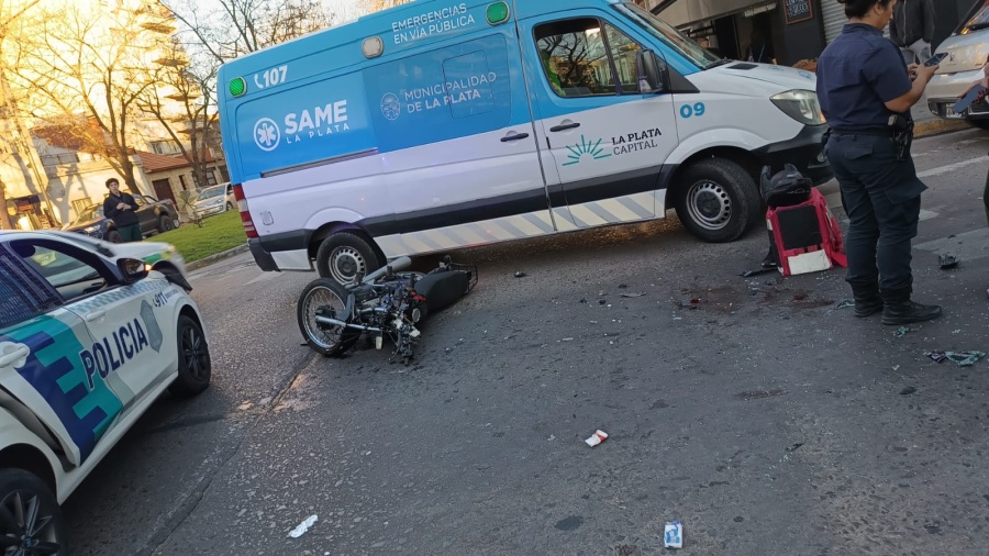 Un choque entre un auto y una moto dejó a un joven de 25 años con heridas graves