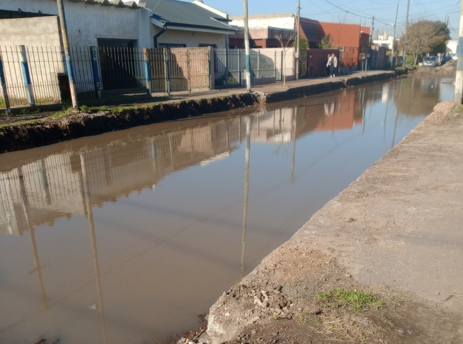 ”Una piscina en medio de la calle”: Denuncian un desborde de agua en 131 y 79