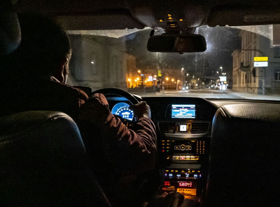 Llegaba tarde, un taxista le salvó la vida ”manejando como un rayo” y la devolución del chofer fue viral: ”Absoluto amor”