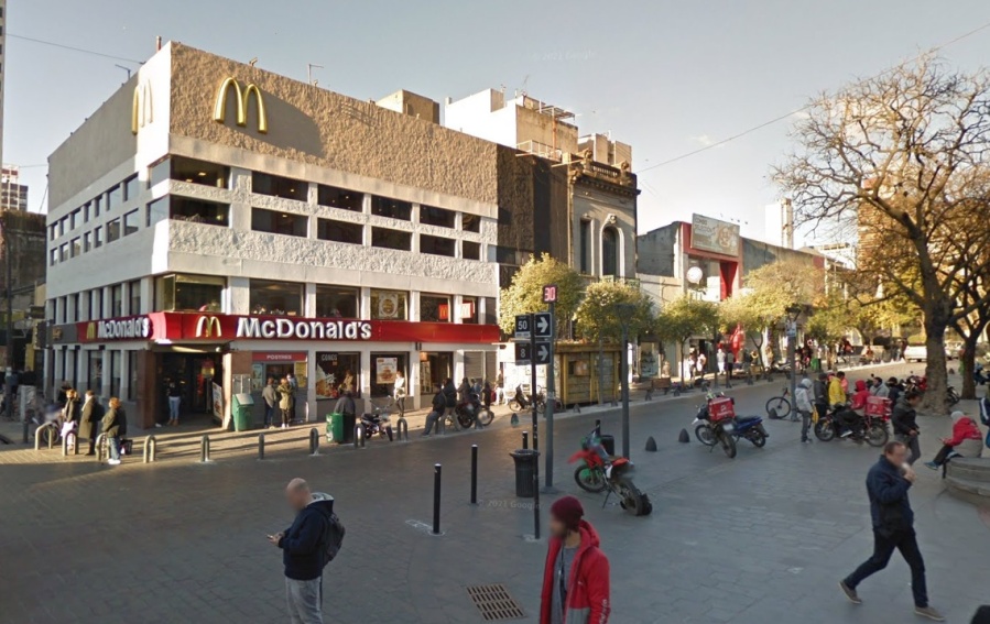 Un delincuente intentó robar y agredir a la empleada de una casa de comidas en pleno centro platense