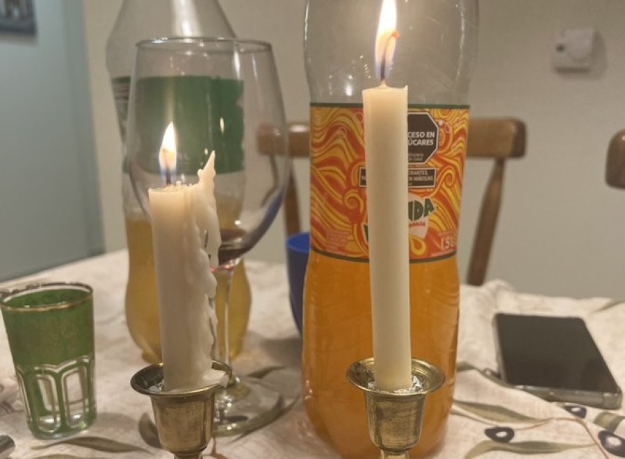 ”Es una mente brillante”: el extraño comportamiento de dos velas se hizo viral y estalló la polémica