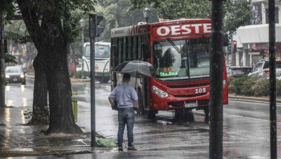 Rige el alerta “naranja” para este domingo por fuertes tormentas en La Plata