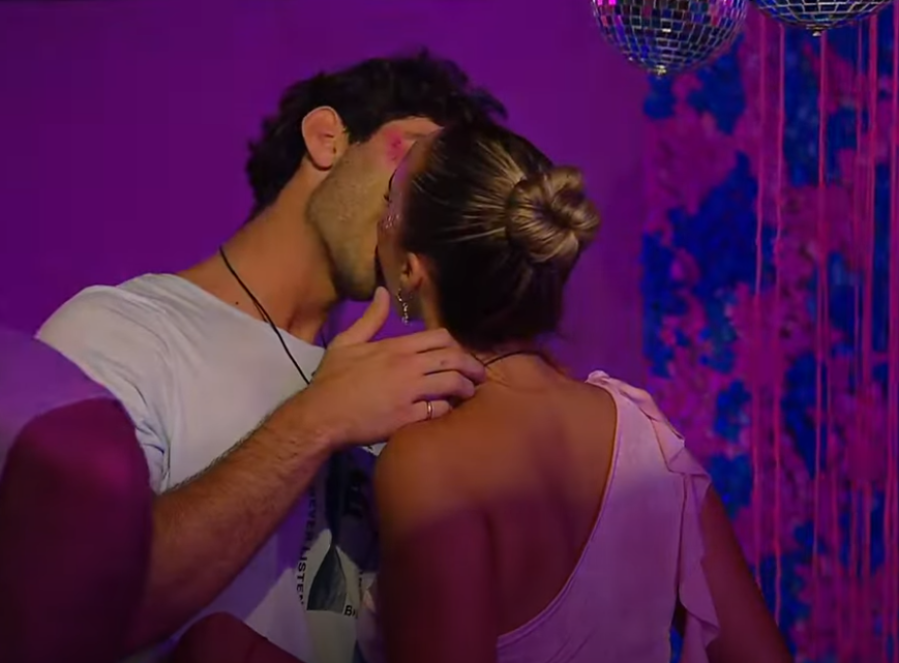 Nicolás y Florencia no aguantaron la tentación y aprovecharon el juego del hielo en la fiesta de Gran Hermano