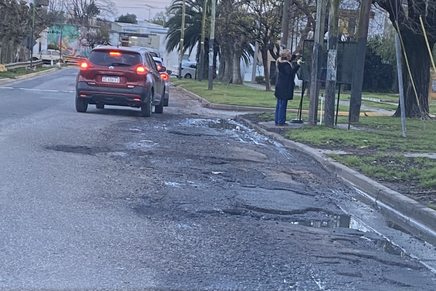 En Villa Elisa pidieron por la urgente reparación de baches: ”Miles de reclamos”