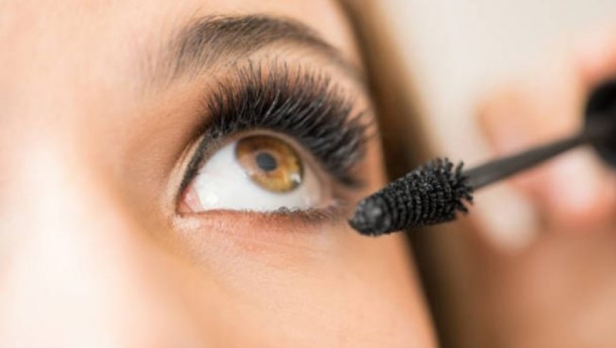 La tendencia que se hizo viral por una máscara de pestaña que es comparada con los hombres