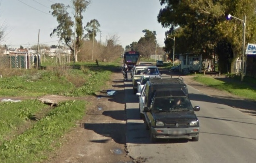 En un tramo de Los Hornos reclamaron por mayor iluminación: ”La gente viene por la calle y no la ve”