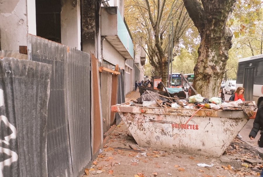 En Plaza Moreno reclamaron por un contenedor que ocupa toda la vereda: ”Nos obliga a bajar la calle”