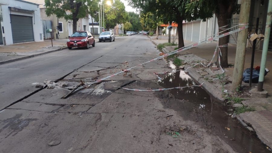 La calle ”se partió al medio” en una arteria transitada de Los Hornos y alertaron por posibles accidentes