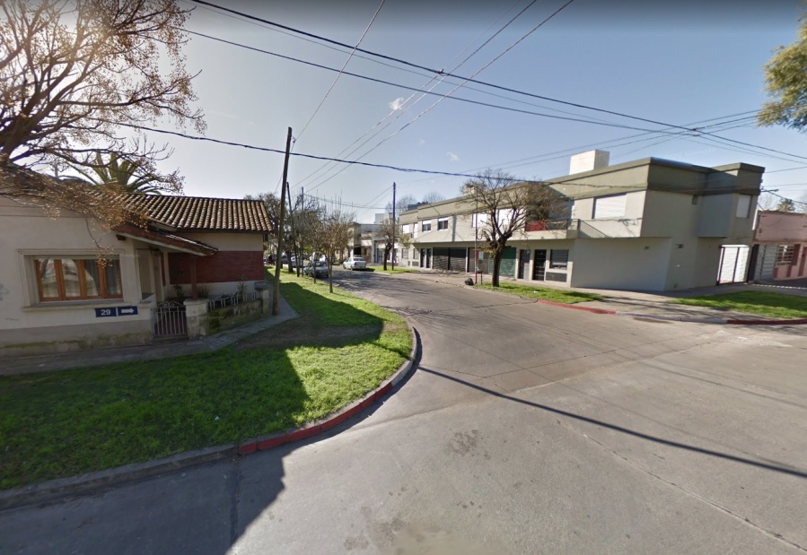 Dormía desnudo en un auto, lo identificaron y descubrieron que tenía pedido de captura