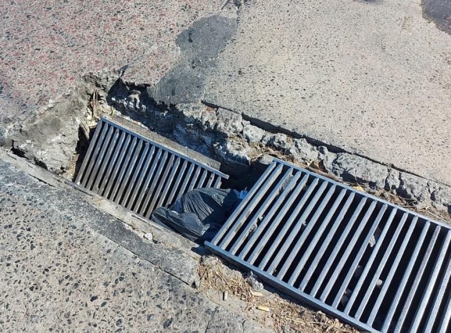 En 120 y 531 los vecinos aseguran que hay una ”trampa” que ya lleva varias semanas sin arreglo