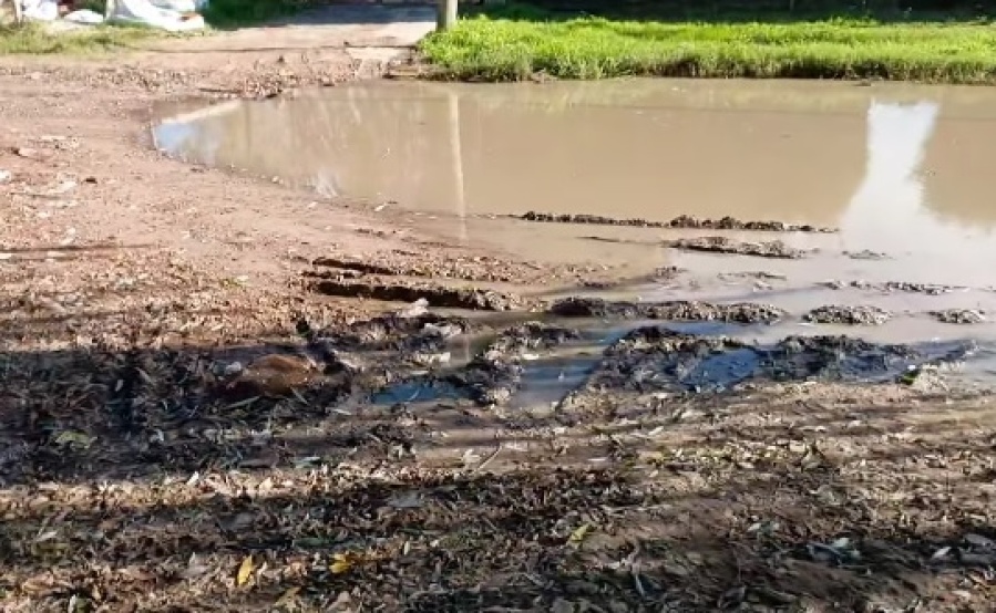 En 58 y 154 volvieron a reclamar por una cuadra llena de agua: ”Las motos van por la vereda”