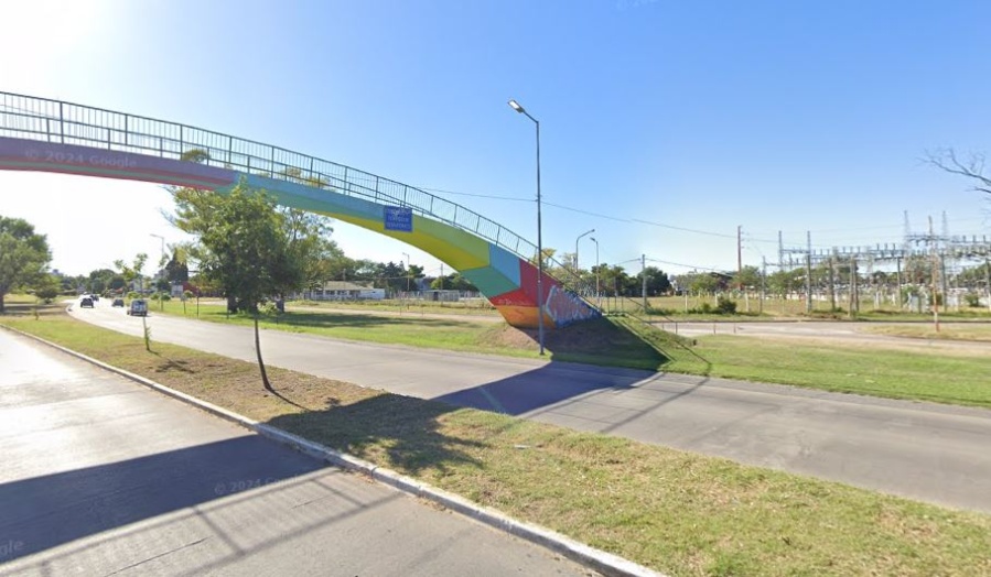 Una adolescente cayó de un puente en Tolosa y tuvo que ser asistida por médicos