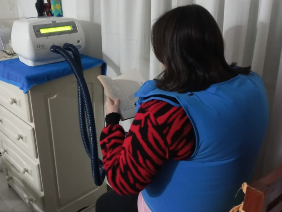 Tras el reclamo público, IOMA entregó el chaleco kinesiológico para la joven de La Plata