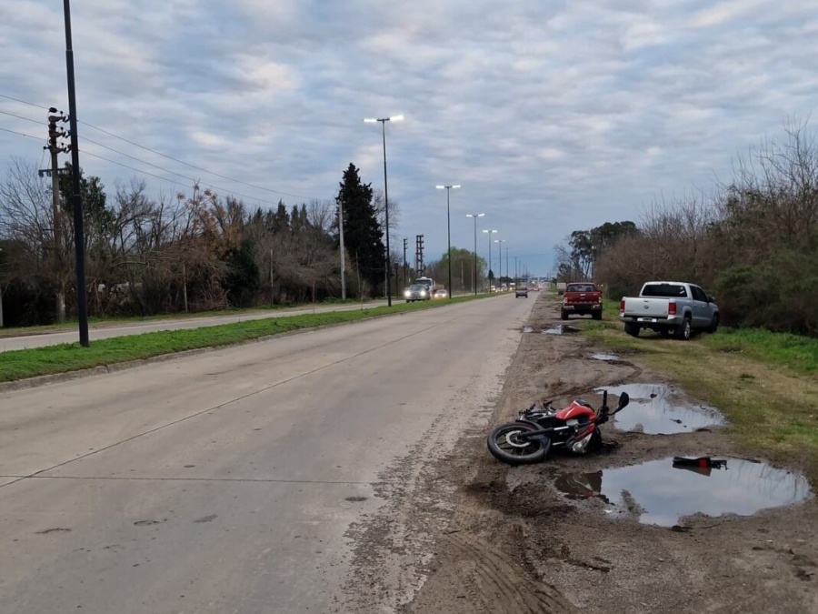 Un joven motociclista terminó hospitalizado tras chocar con una camioneta en la Avenida 44