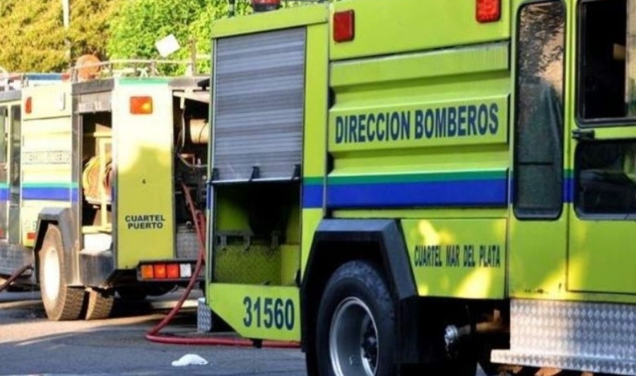 Rescataron a una conductora que había quedado atrapada dentro de su vehículo tras un fuerte choque en avenida 31