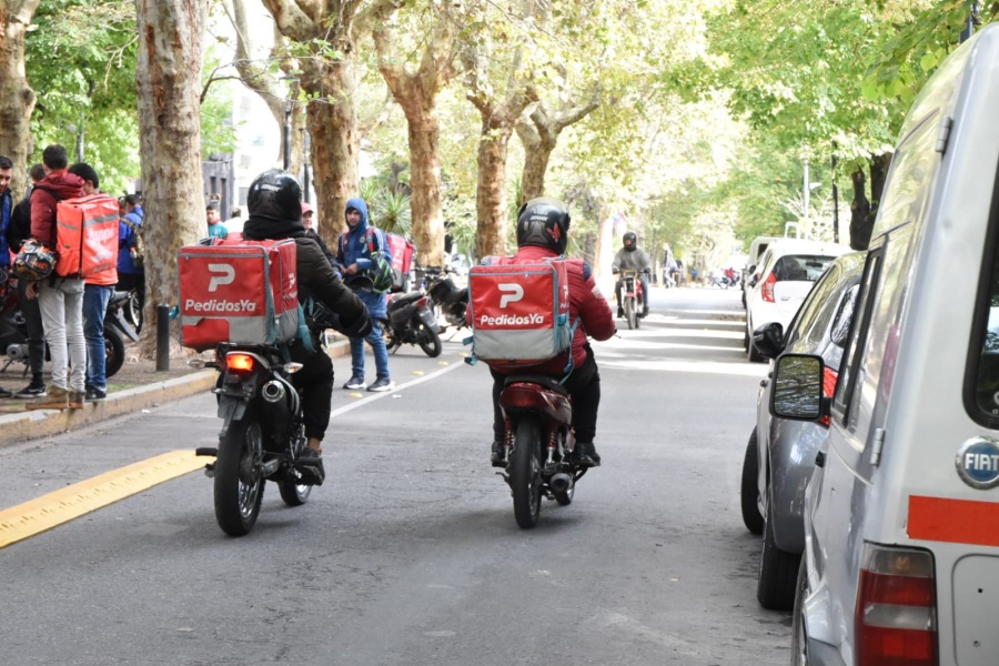 Quieren subir un 50% las multas a repartidores de aplicaciones en La Plata y declarar la emergencia en seguridad vial