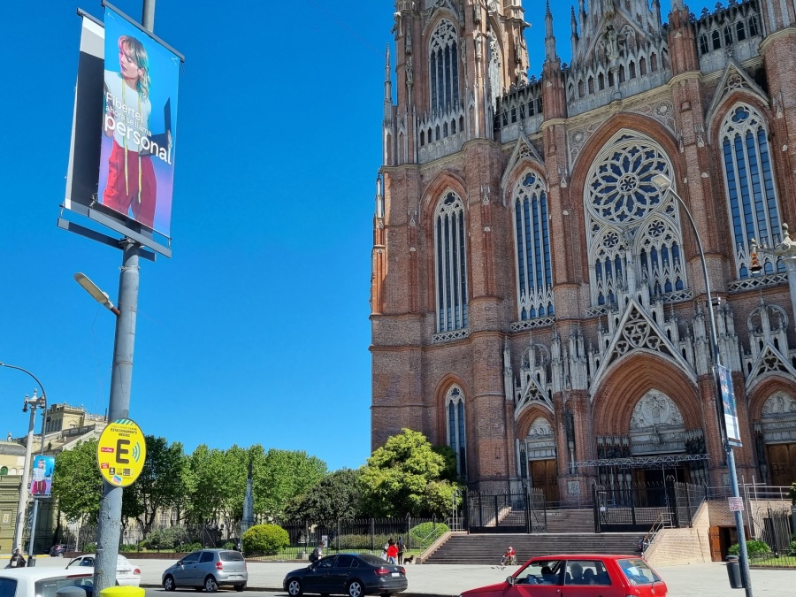 Archanco denunció que llenaron plaza Moreno de publicidad: ”Pedimos que Garro cuente si lo permitió y dónde van los fondos”