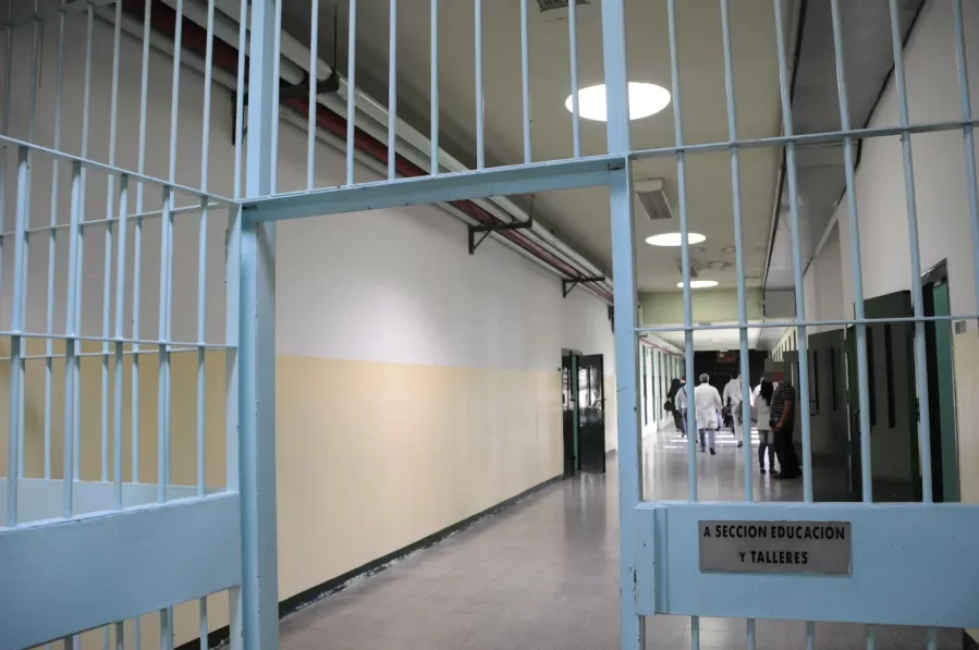 Un interno denunció a un penal de La Plata y acusó al penitenciario de robarles la comida
