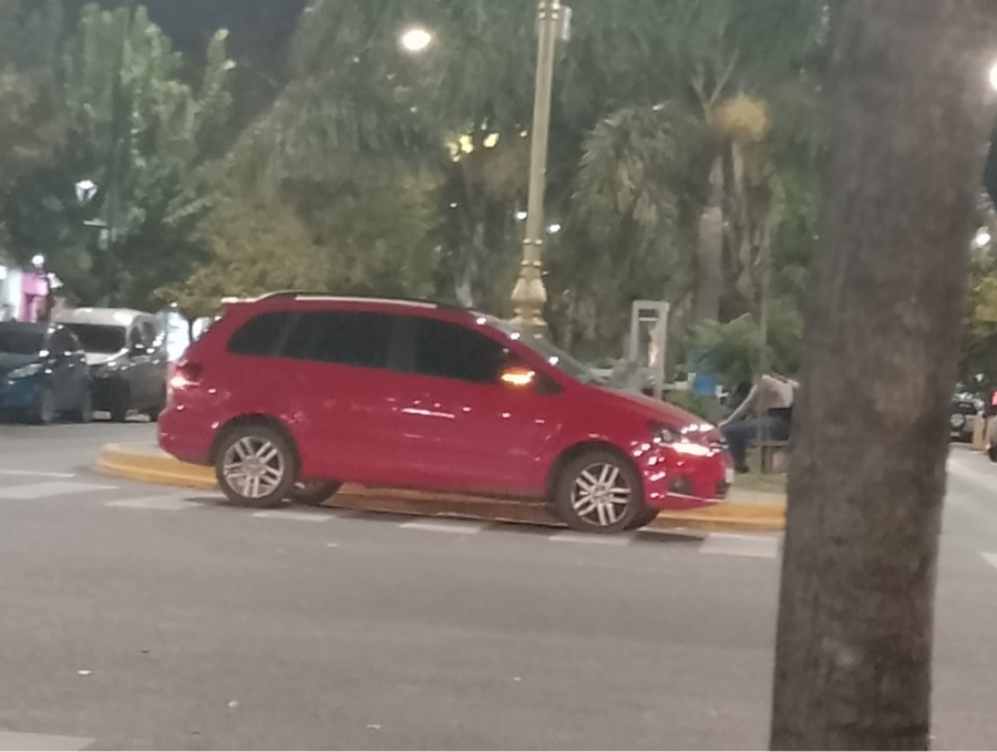 En el centro de Los Hornos crece la bronca vecinal por los autos mal estacionados